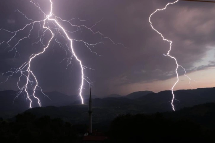 Zonguldak’ta şimşekler geceyi aydınlattı !