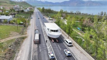 110 tonluk gezi teknesi 8 saatte Van Gölü'ne ulaştırıldı