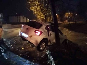 16 yaşındaki genç babasından habersiz otomobili kaçırdı, sonu hastanede bitti