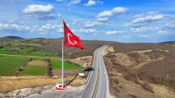 2 bin metrekarelik boyutuyla 'Türkiye'nin en büyük bayrağı' Samsun semalarında