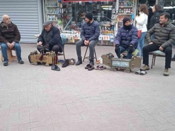 2024’ün ilk gününde ekmek parası için tezgâh açtılar