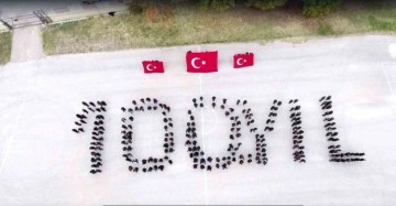 240 lise öğrencisi “100. Yıl” yazıp Türk bayrağı açtı