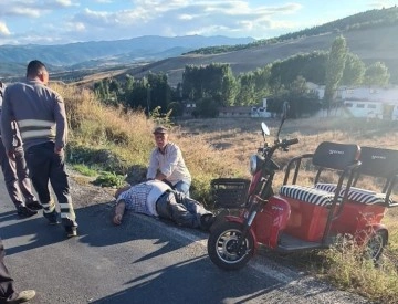 3 tekerlekli moped devrildi: 1 yaralı