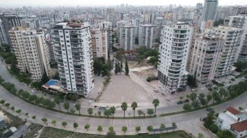 Adana’da ağır hasarlı binalar tehlike saçıyor