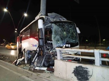 Adana’da havaalanına yolcu götüren midibüs kaza yaptı: 5 yaralı