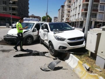 Adıyaman’da 2 araç çarpıştı: 3 yaralı