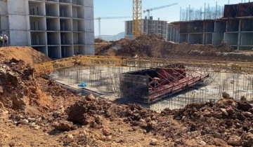 Adıyaman’da kule vinç devrildi: 2 yaralı