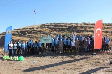 Adliye yoğunluğuna ara verip fidanları toprakla buluşturdular