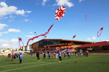 Ağrı’da Cumhuriyet’in 100. yılı coşkusu uçurtmalarla yaşandı