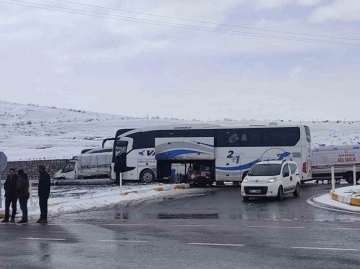 Ağrı’da yolcu otobüsü ile kamyonet çarpıştı: 11 yaralı