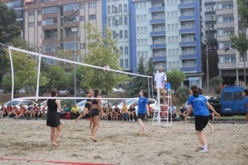 Akçaabat’ta plaj voleybolu heyecanı başladı