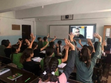 AKEV binlerce ortaokul öğrencisine kariyer seminerleri veriyor