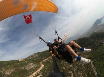 Alanya’da gaziler Cumhuriyet’in 100. yılına özel yamaç paraşütü uçuşu gerçekleştirdi