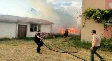 Alevlere teslim olan odunluk küle döndü