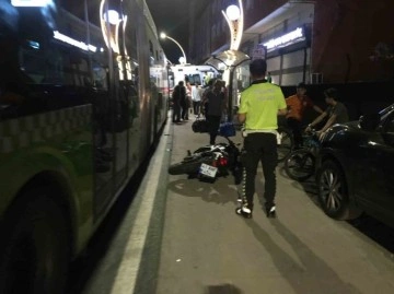 Alkollü motosiklet sürücüsü otobüsten inen yolcuya çarptı: 2 yaralı