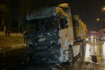 Alkollü sürücünün bariyerlere çarptığı tır yanarak küle döndü