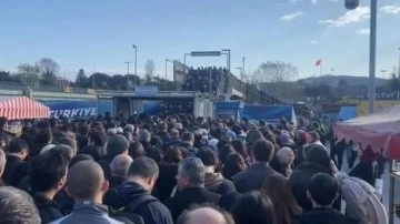 Altunizade'de metrobüs çilesi! Kuyruğun sonu yok