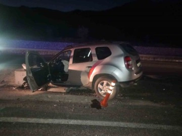 Amasya’da otomobil beton logara çarptı: 2 yaralı