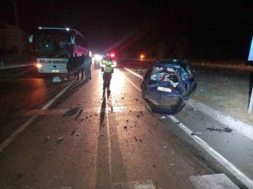 Amasya’da otomobil kırmızı ışıkta bekleyen araç ve otobüse çarptı: 3 yaralı