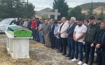 Amasya’daki otobüs kazasında hayatını kaybeden 2 üniversite öğrencisi Çorum’da defnedildi