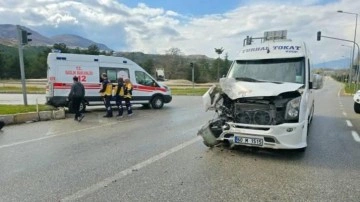 Ambulans ile minibüs çarpıştı: Yaralılar var!