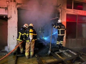 Antakya’da alev alev yanan iş yeri kullanılmaz hale geldi