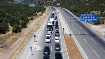 Antalya girişinde 5 kilometrelik araç kuyruğu oluştu