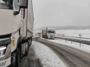 Ardahan’da yollar kapandı, tırlar mahsur kaldı