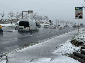 Arnavutköy’de kar yağışı etkili oluyor