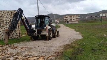 Arsasından geçen yolu kepçeyle kazdırıp, taşlarla kapattı!