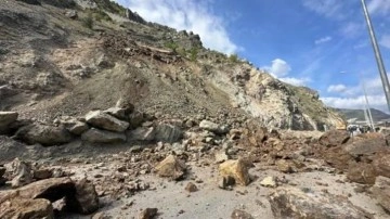 Artvin-Yusufeli karayolunda heyelan: Ulaşıma kapandı