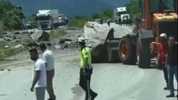 Artvin'de faciadan dönüldü: Kopan kayalar seyir halindeki araca isabet etti