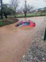 Aşırı yağış sonrası ovayı su bastı, araç su altında kaldı