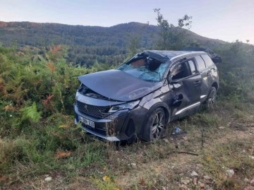 Ayancık’ta takla atan otomobildeki 3 kişi hafif yaralandı