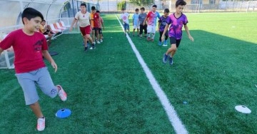 Aydın’da çocuklar hem eğleniyor hem sporu seviyor