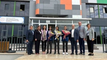 Badminton şampiyonlarına Dr. Hüseyin Bozkurt’tan ödül