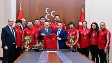 Bahçeli, Avrupa şampiyonu Güreş Milli Takımı'nı kabul etti