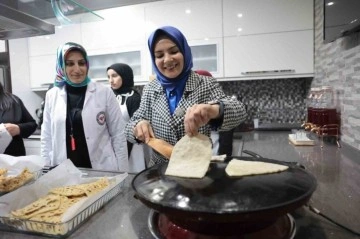 Bakan Göktaş açılışını yaptığı aşevinde yemek kazanlarının başına geçip döner kesti