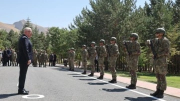 Bakan Güler, Hakkari'de komandoları ziyaret etti!