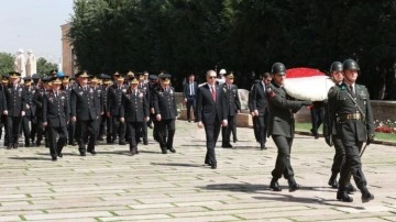 Bakan Yerlikaya Jandarma Teşkilatının 185'inci yılı dolayısıyla Anıtkabir'e gitti