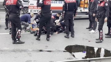 Bakırköy'de motosikletli 2 polis ticari taksiye arkadan çarptı