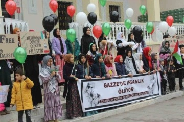 Balonlar Filistinli çocuklar için semaya bırakıldı