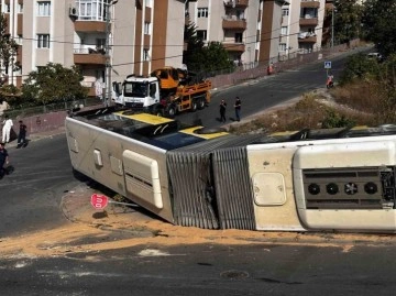 Başakşehir’de rampadan çıkamayan İETT otobüsü devrildi: O anlar kamerada