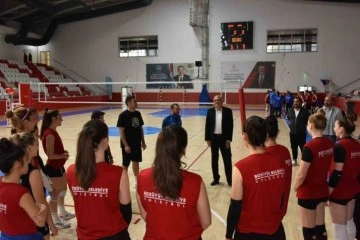 Başkan Bakkalcıoğlu kadın voleybol takımının hazırlık maçını izledi