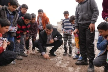 BAŞKAN FADILOĞLU, ÇOCUKLARLA CINCIKLI GÜLLE OYNADI