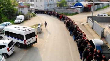 Bayramlaşma kuyruğu 1 kilometreyi buldu!