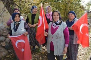 Belediye Başkanı şiir okuyan köylülerin coşkusuna ortak oldu