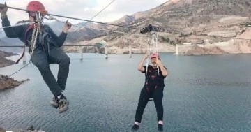 Belediye Başkanı zipline ile deneme geçişi yaparken baraj gölü üzerinde mahsur kaldı