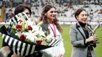 Beşiktaş yönetiminden şampiyon güreşçiye plaket