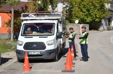 Beytüşşebap’ta jandarma ekipleri sürücüleri kemer takma konusunda uyardı